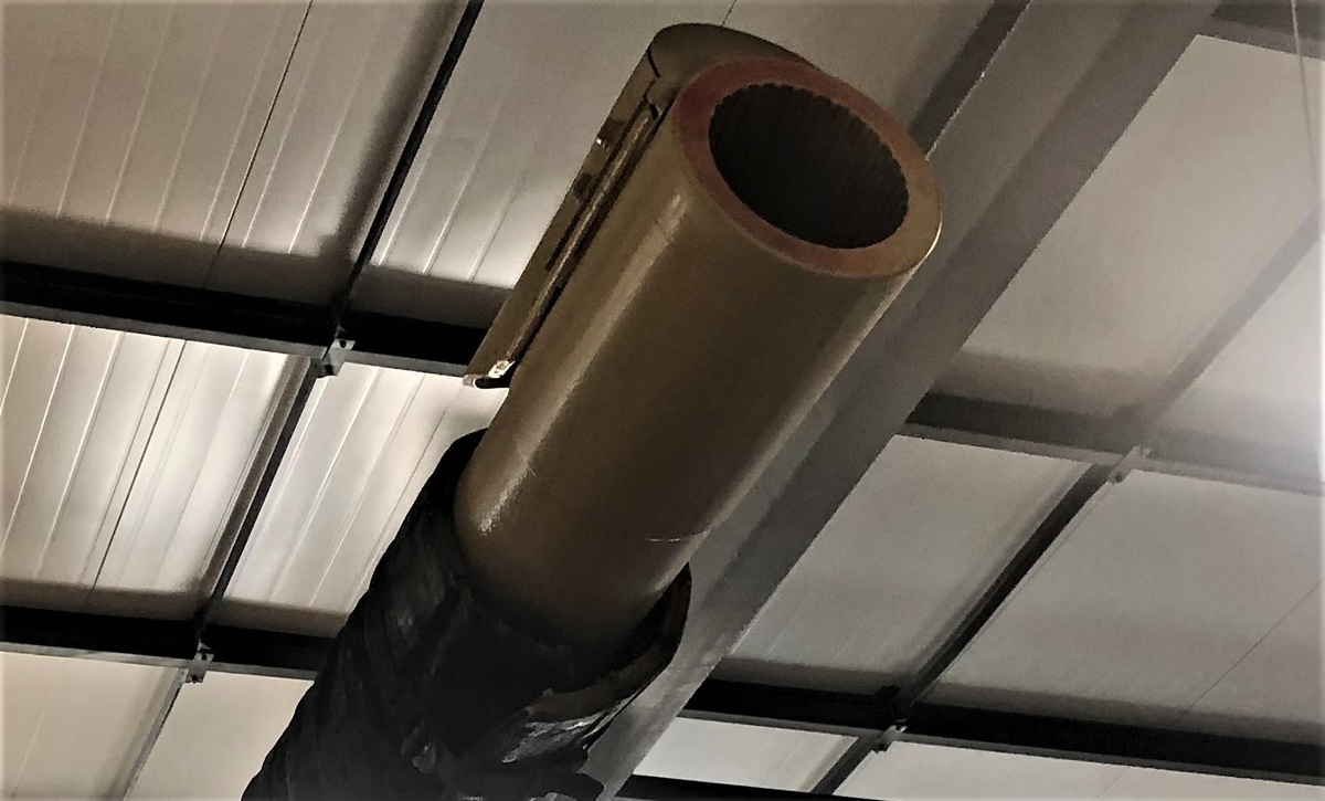 Крепление зеркального отражателя устройства выверки прицела наводчика вблизи дульного среза ствола.