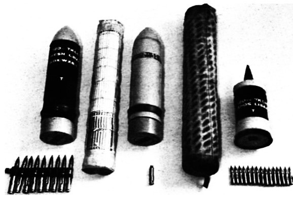 Слева направо: бронебойно-фугасный снаряд L31; ниже- патроны к 12,7мм пулемету; далее- пороховой заряд L3 для бронебойно-фугасных и дымовых снарядов; дымовой снаряд L34; под ним- запальная трубка; далее- пороховой заряд L4 для бронебойного подкалиберного снаряда , сам снаряд L15A4 и патроны к 7,62мм пулемету.