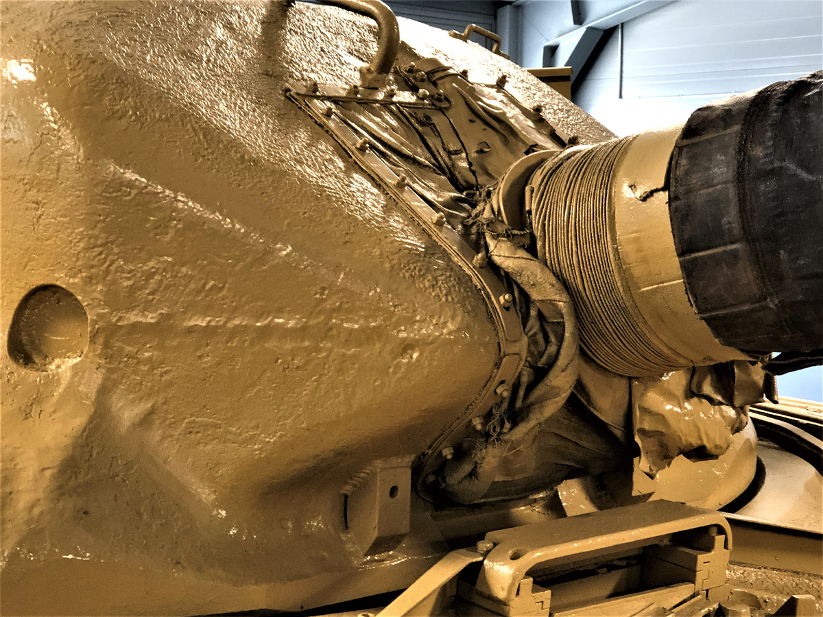 Установка пушки без броневой маски позволила значительно уменьшить размеры ослабленной зоны в лобовой части башни.