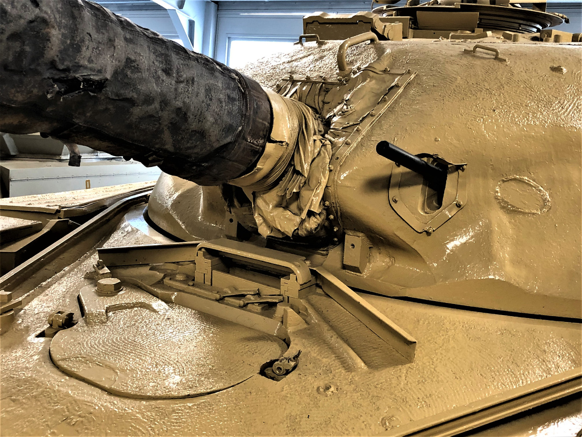 Внизу видна крышка люка мехвода и демонтированные приборы наблюдения. 