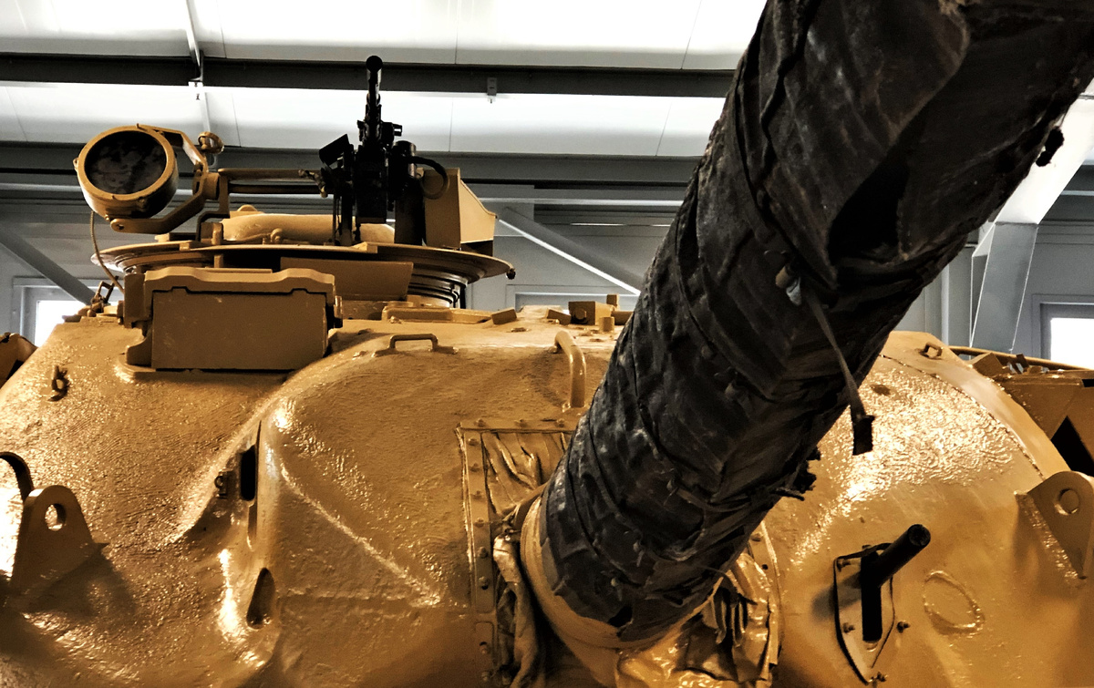 Левее прилива под установку 120мм пушки видна амбразура вспомогательного телескопического прицела.