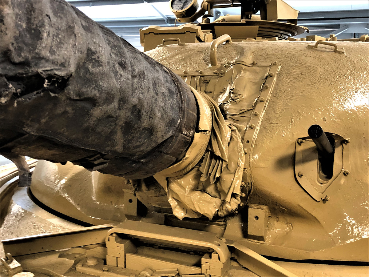 Зачехленная амбразура орудия скрывает место установки спаренного пулемета ( правый верхний угол); правее орудийной амбразуры -пристрелочный пулемет.