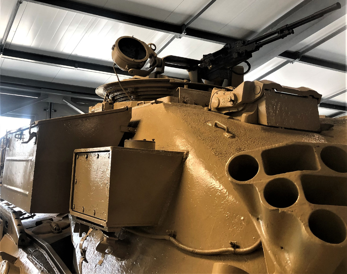 Установка зенитного пулемета на командирской башенке. В последней также демонтированы приборы наблюдения.