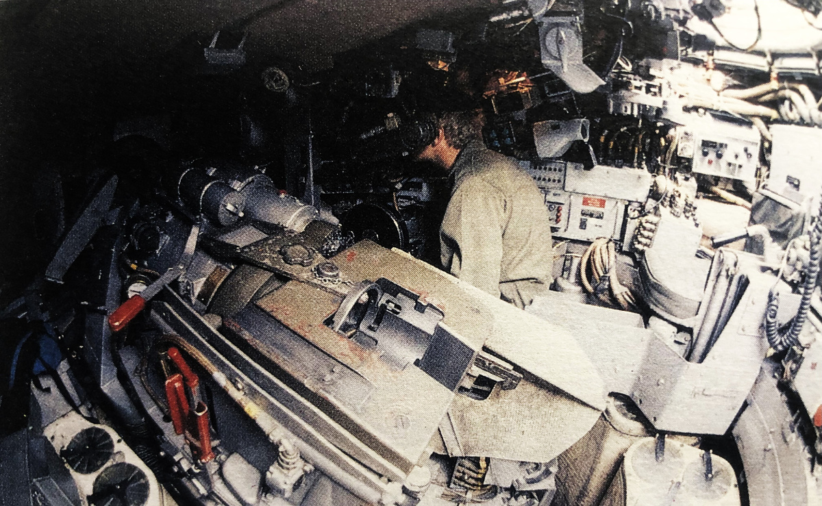 Наводчик на своем рабочем месте. 