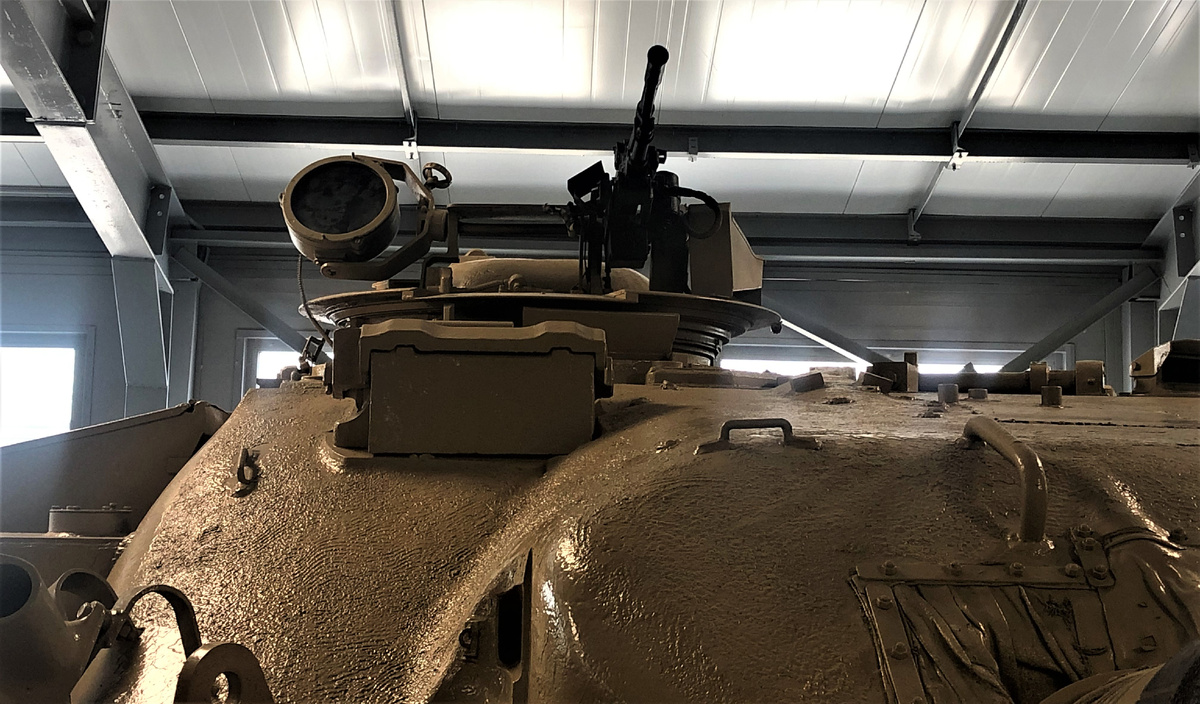 Защитный колпак головной части основного прицела наводчика. К сожалению, на представленном образце все приборы наблюдения и прицеливания демонтированы.