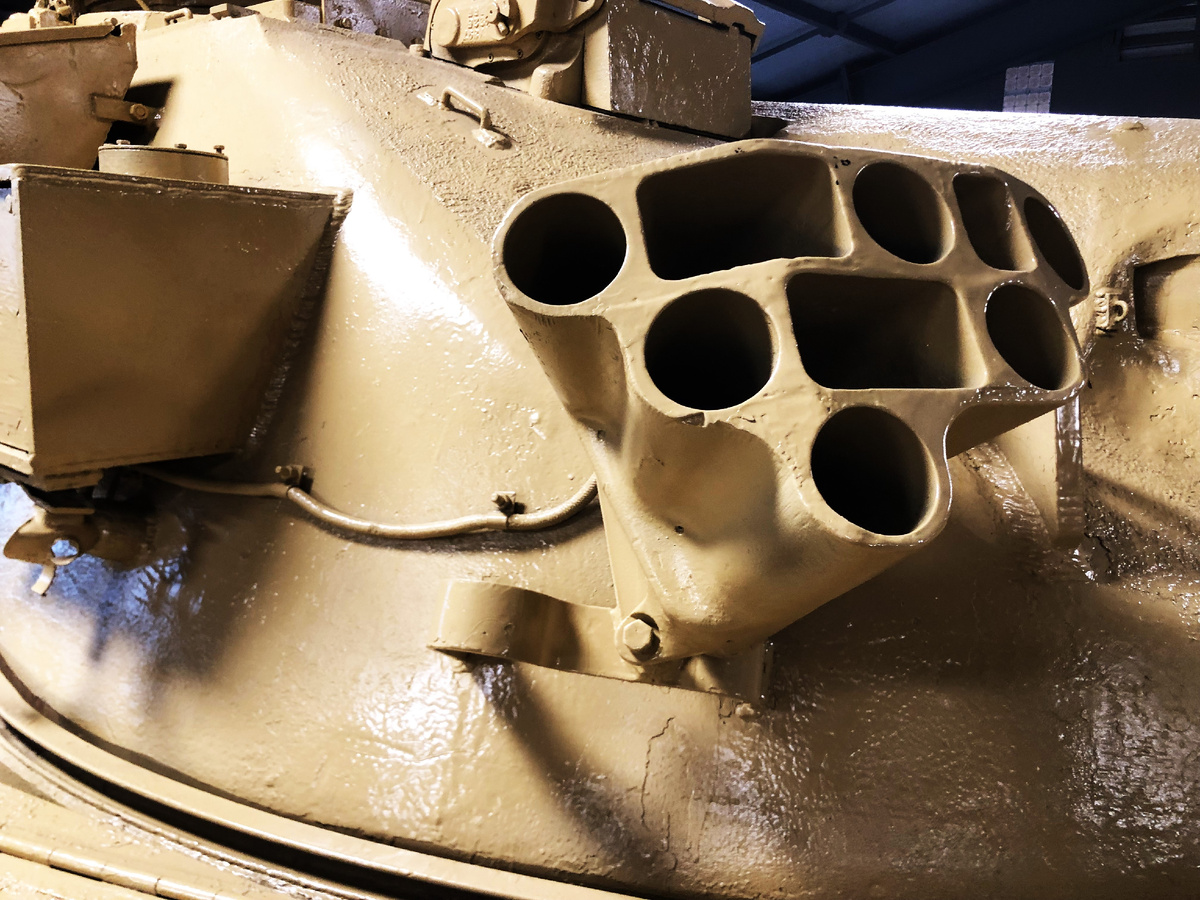 Установка дымовых гранатометов на скулах башни.