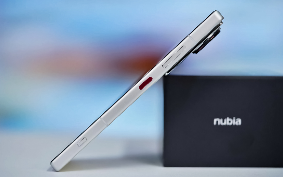 На правой грани: кнопки питания, громкости и камеры | Источник: MyDrivers