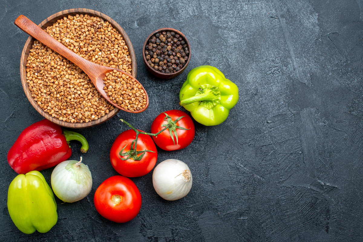 <a href="https://ru.freepik.com/free-photo/top-view-raw-buckwheat-with-fresh-vegetables-dark-space_15262811.htm#fromView=search&page=1&position=33&uuid=10d24042-ed51-4634-a0ea-fa85de1e3633">Изображение от KamranAydinov на Freepik</a>
