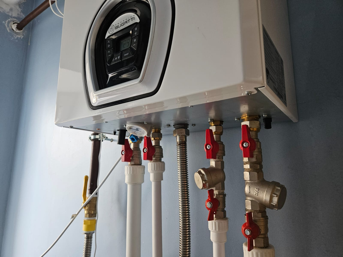 Современные газовые котлы решают проблему с отоплением и горячей водой на раз-два