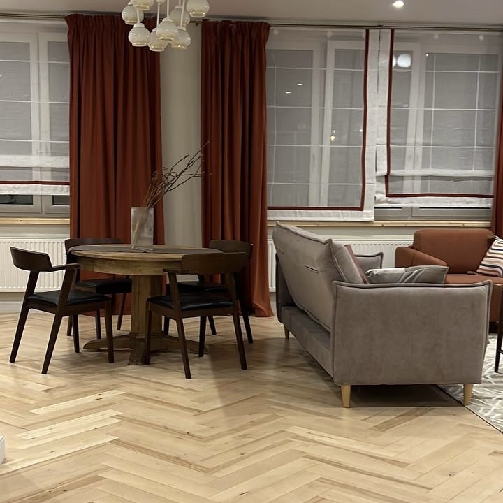 Фото с проекта, где мы уложили березовый паркет.