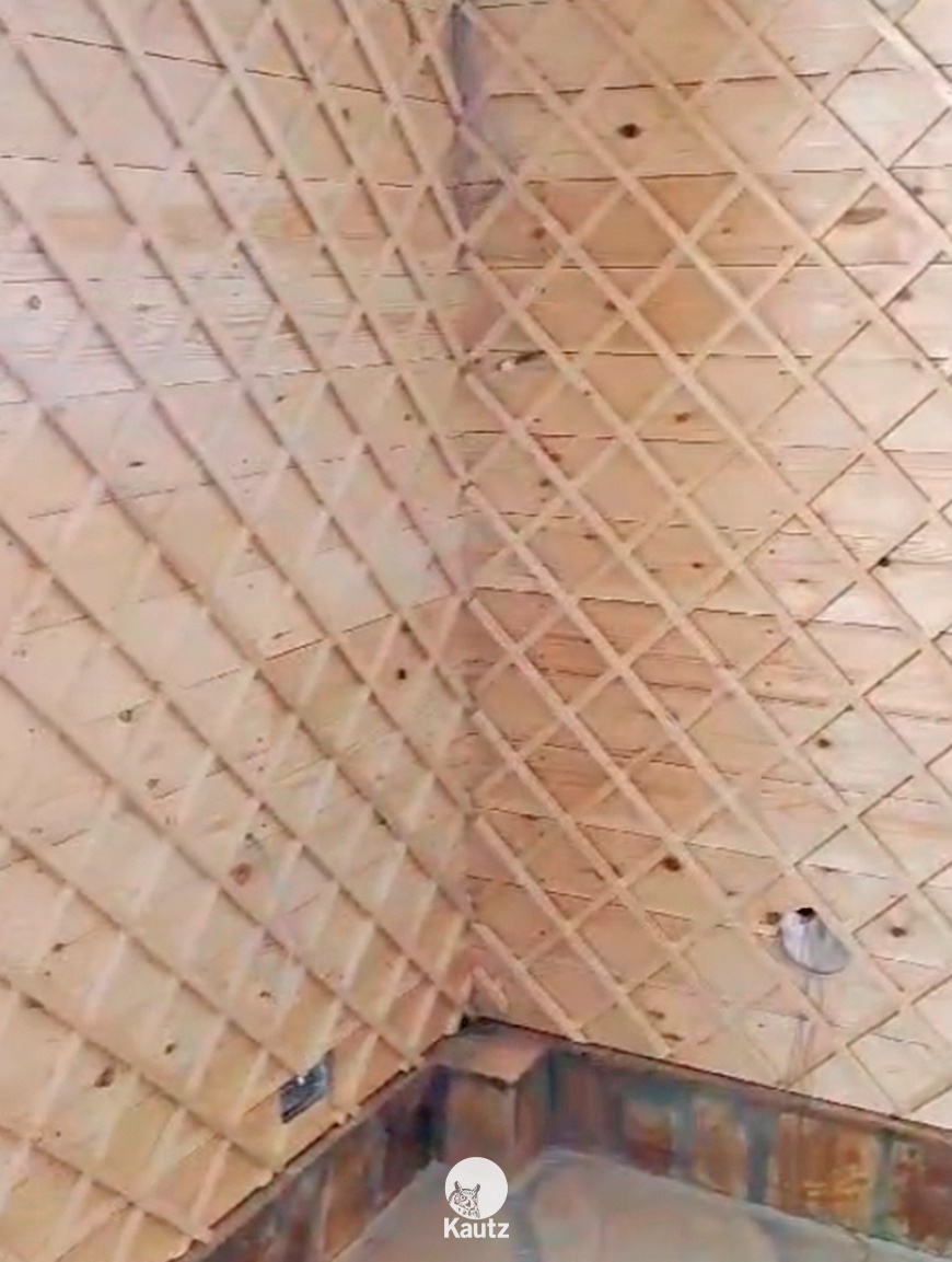 Деревянное основание из доски камерной сушки с шипом и пазом, закрепленное к несущему каркасу. В качестве несущего элемента понадобится устройство дранки (реек в два слоя).