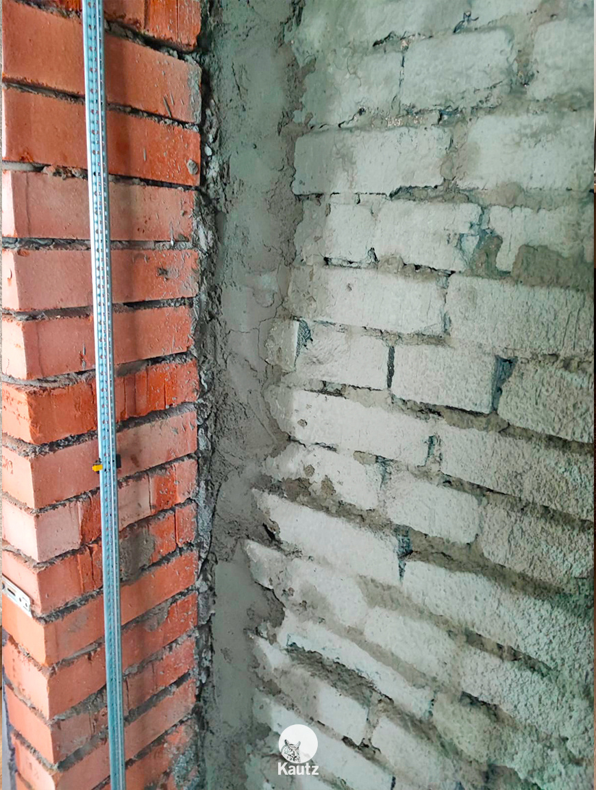 Кирпичные стены. Перед нанесением глиняной штукатурки необходимо нанести адгезионный слой из цементного молочка. 