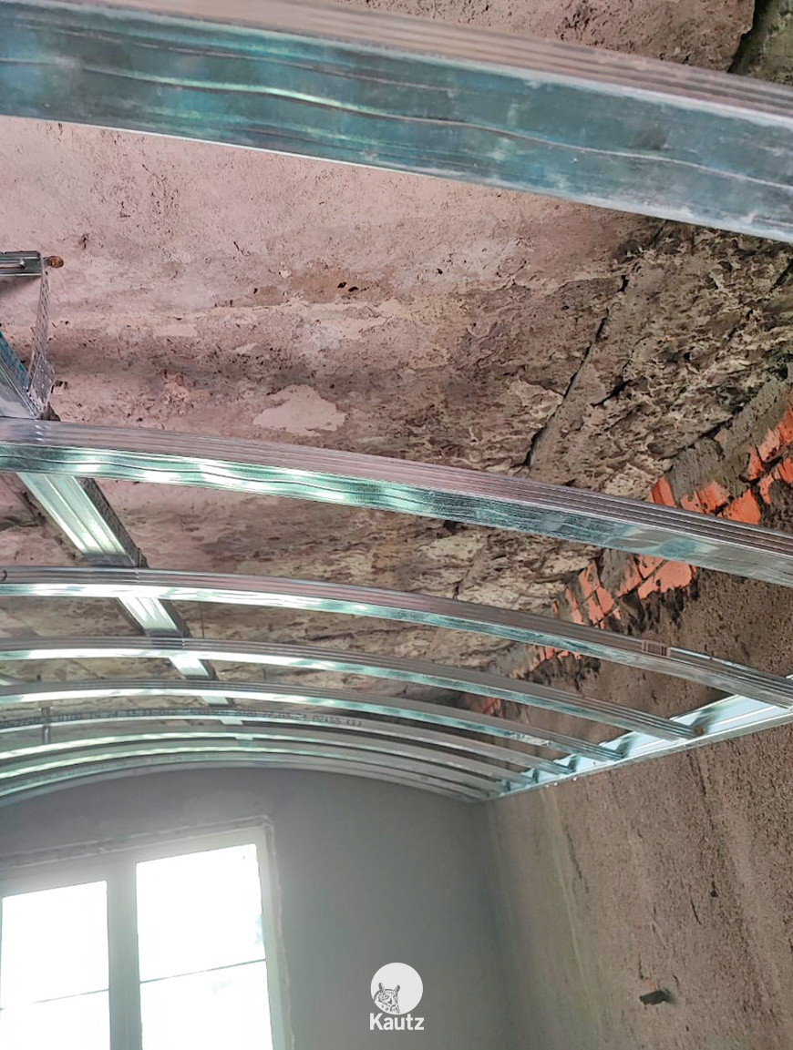 Изогнутый на производстве стальной потолочный каркас Knauf.