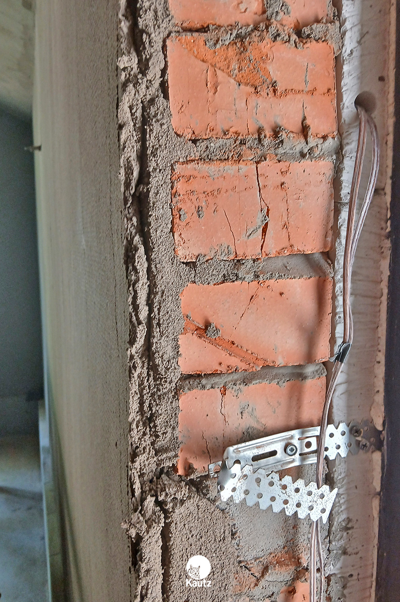 На кирпич нанесены 2 слоя базовой глиняной штукатурки KAUTZ. Общая толщина составила примерно 35-40 мм. 