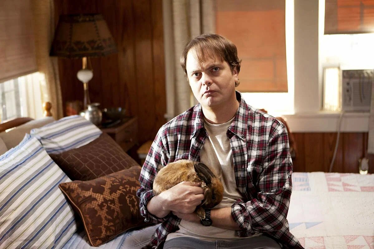 Рэйн Уилсон попал в фильм благодаря "Офису". Спасибо за это стоит сказать его коллеге по сериалу Дженне Фишер