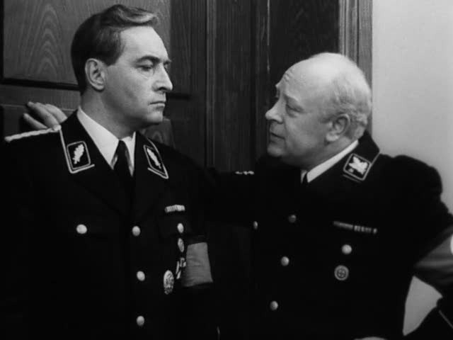 "Запоминается последняя фраза — это Штирлиц вывел для себя, словно математическое доказательство. Важно, как войти в нужный разговор, но еще важнее искусство выхода из разговора." Фото: tvc.ru