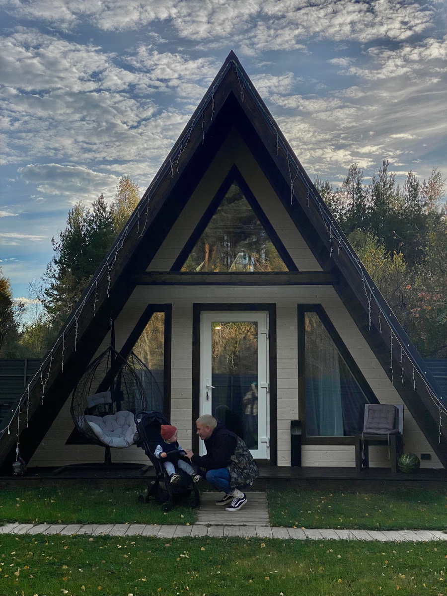 Цена за сутки 5 тыдыщ, можно арендовать чан и баньку на территории. Глемпинг находится в сосновом лесу недалеко от реки.