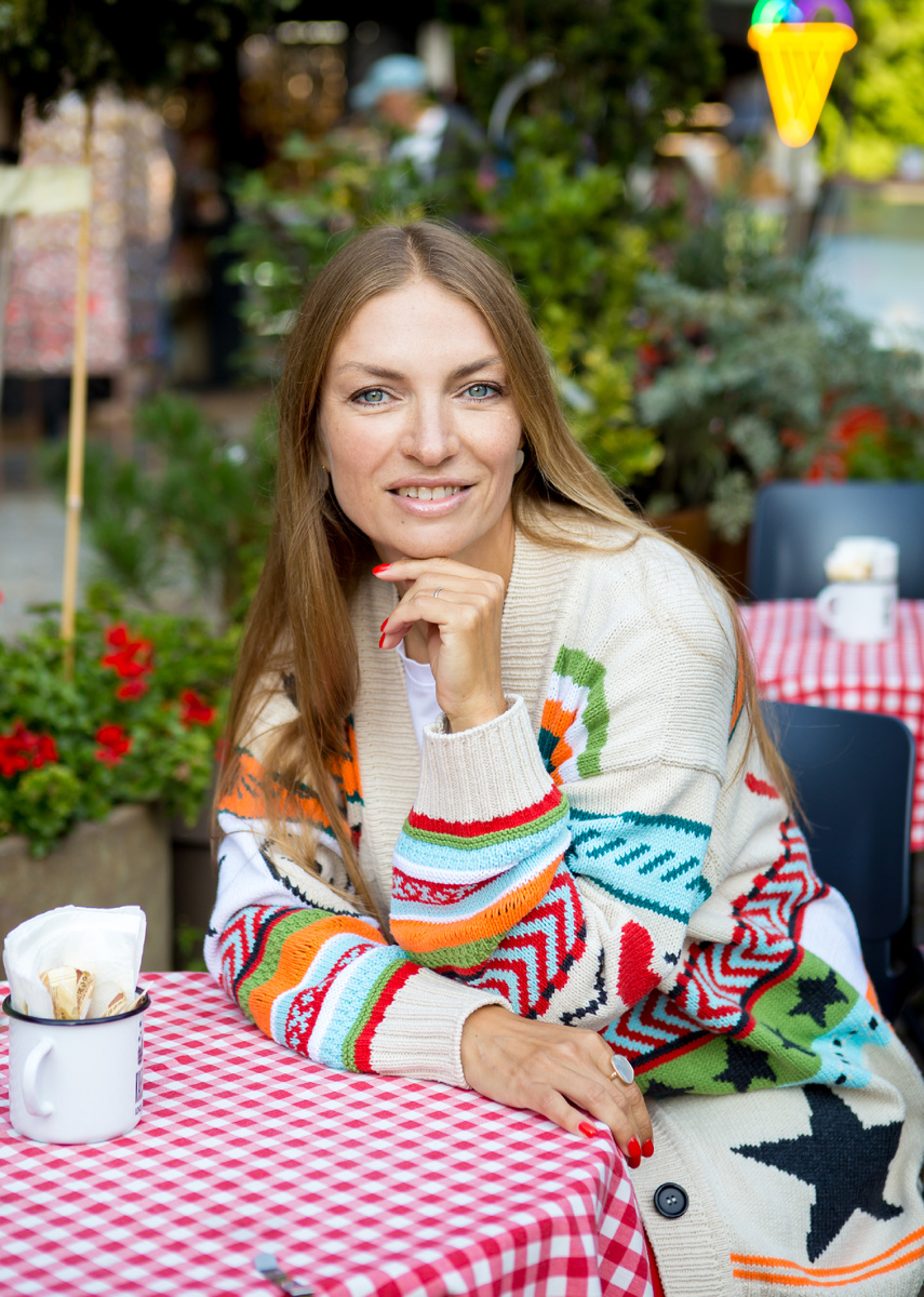 Собственной персоной. Утверждает, что связав этот кардиган, сэкономила больше 30 000 семейного бюджета. Всем заинтересованным ставлю ссылку в конце статьи.