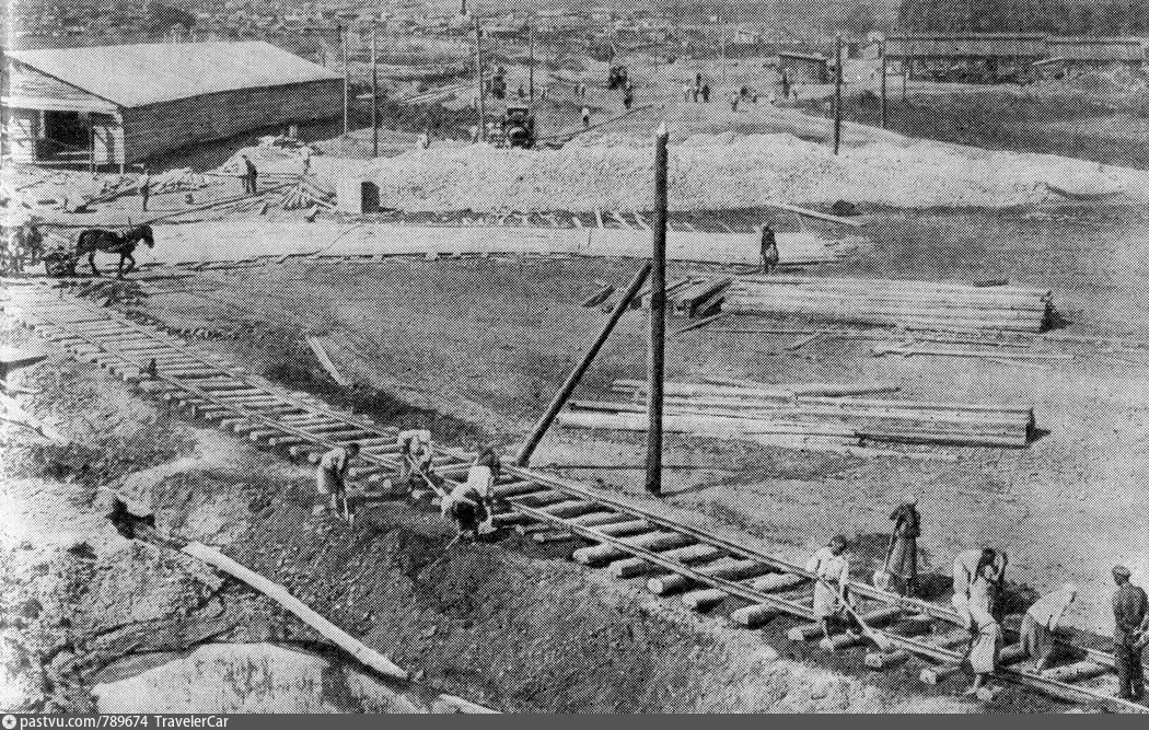 Прокладка железнодорожной ветки на строительстве Магнитогорского металлургического комбината.