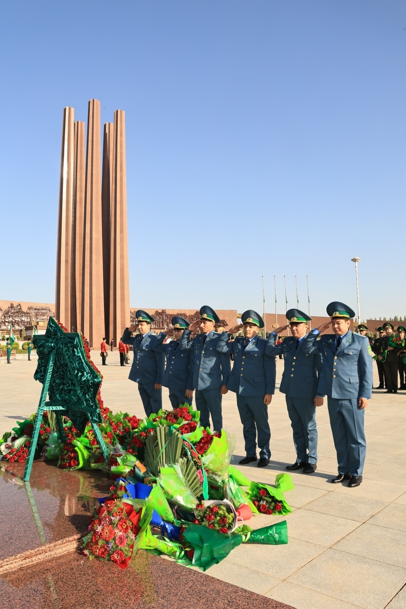 В траурной церемонии возложения цветов к памятникам Мемориального комплекса «Halk hakydasy» принял участие Президент Сердар Бердымухамедов.Поминовение отважных защитников Родины и жертв стихийных бедствий одна из традиций туркменского народа, уходящих корнями вглубь тысячелетий и призванных донести до нынешнего поколения героический путь предков. Стойкость духа туркмен позволила преодолеть тяготы и потери тех суровых лет.