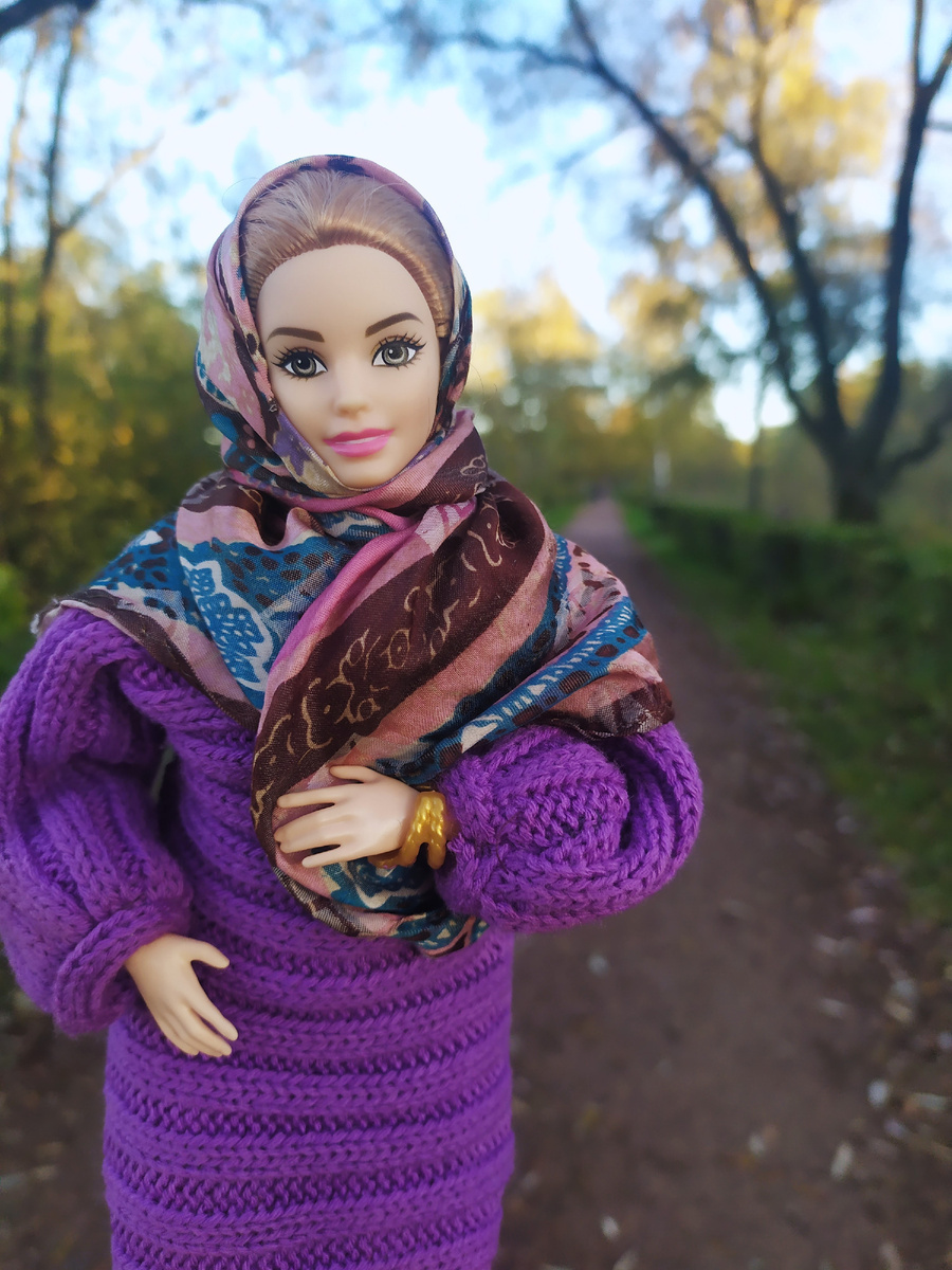 Анжелика в парке.
Barbie Безграничные движения  йога Джойс пышка