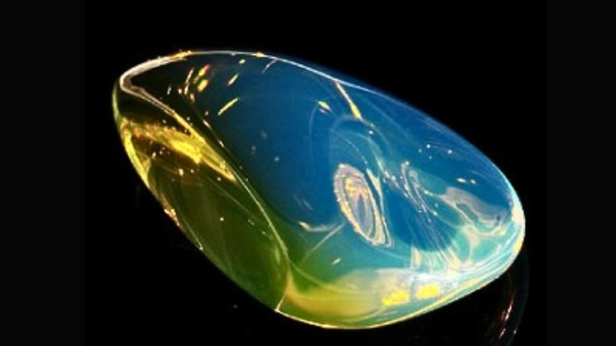 Маслянисто-голубое свечение на поверхности доминиканского янтаря - очень красивое зрелище. Источник изображения: seo-content.biz