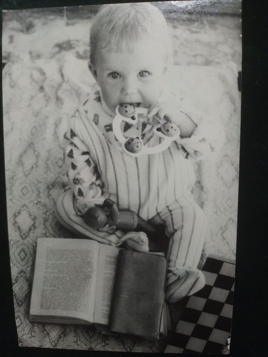 Тут-то мне лет, конечно, поменьше. Но тяга к книгам уже налицо. Фотоиз альбома автора.