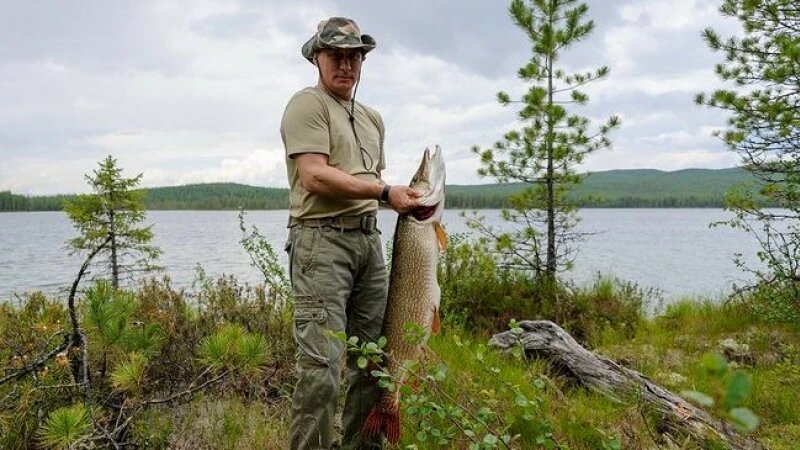     Владимир Путин на рыбалке. wikimedia.org