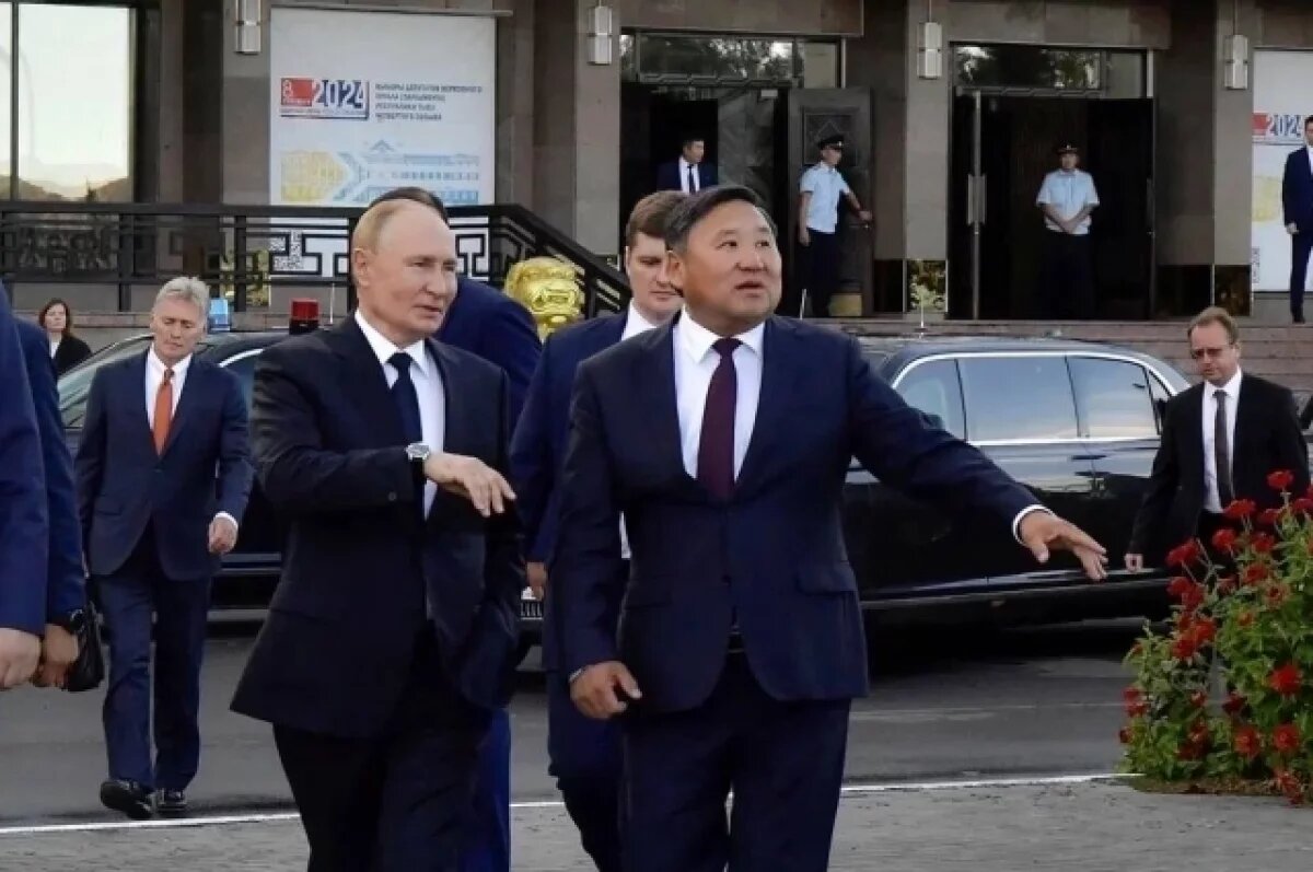    Владимир Путин и Владислав Ховалыг.