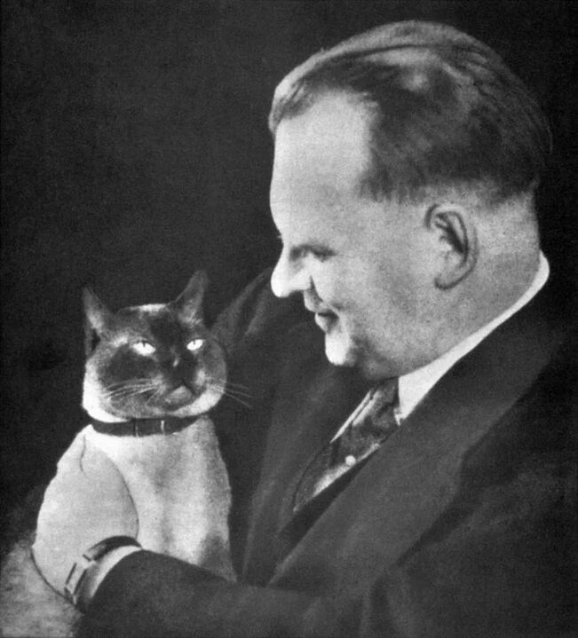 Александр Алехин и его кот. Фото с сайта Яндекс Картинки