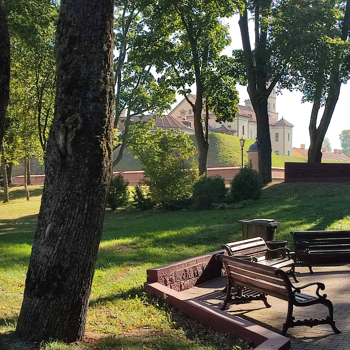 Подошли к замку. А это не Мирский замок, а Несвижский 🤦😂