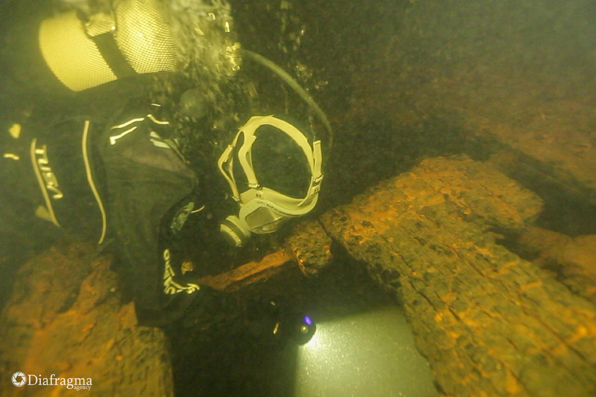 Дайверы проникли в помещения затонувшего парохода
