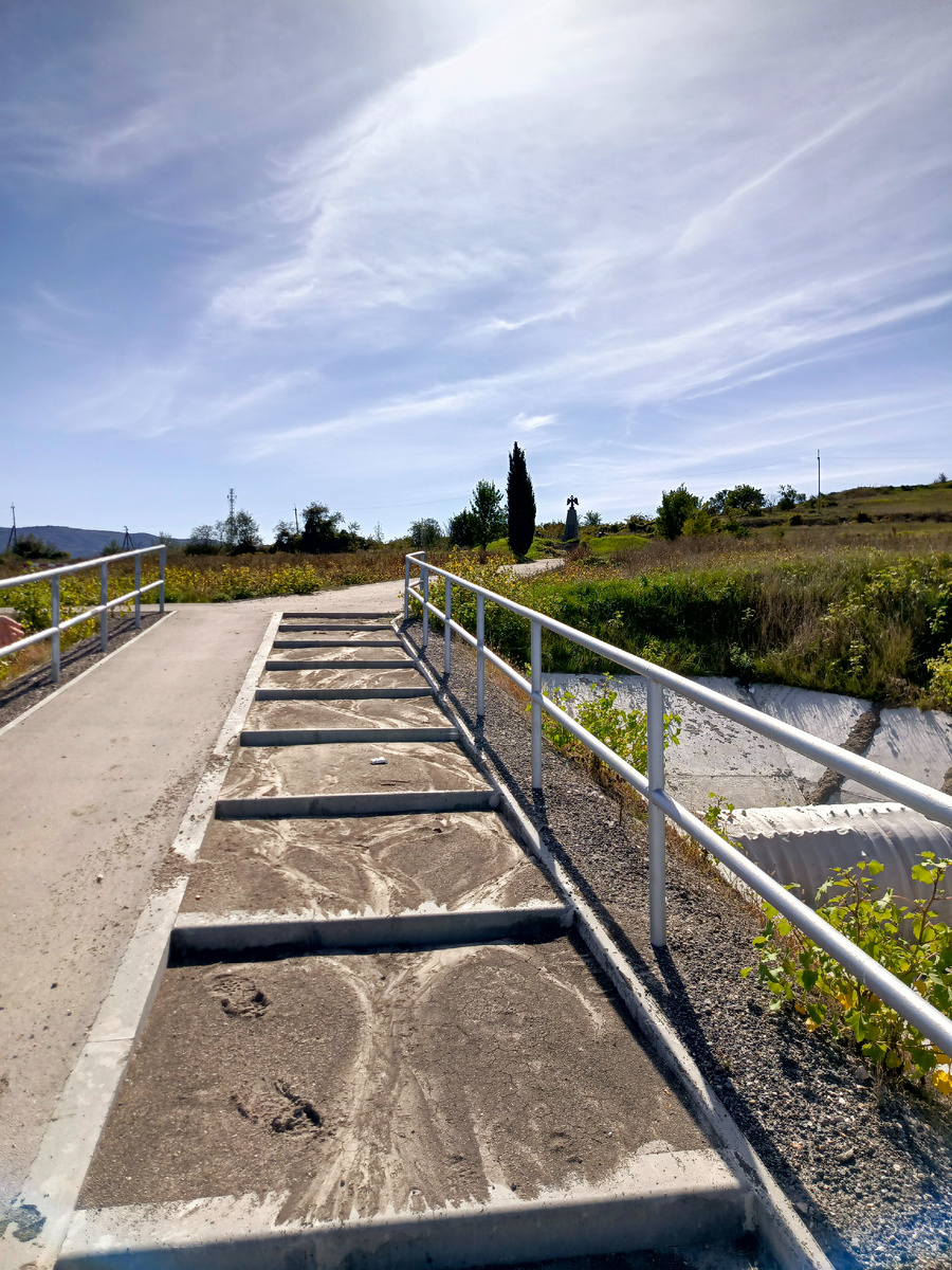 Дождями намыло землю.