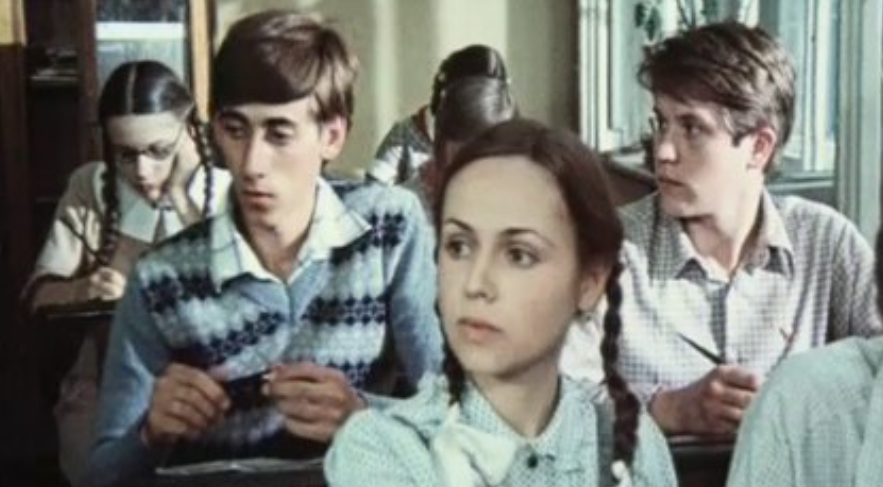 Кадр из фильма. Евгений Дворжеций в роли Кира, Алёна Беляк в роли Оли, Павел Кондратьев в роли Алёши