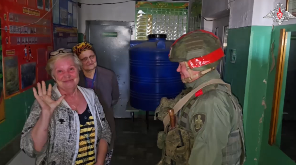    Российские военные пообщались с мирными жителями Угледара. Источник: Кадр из видео