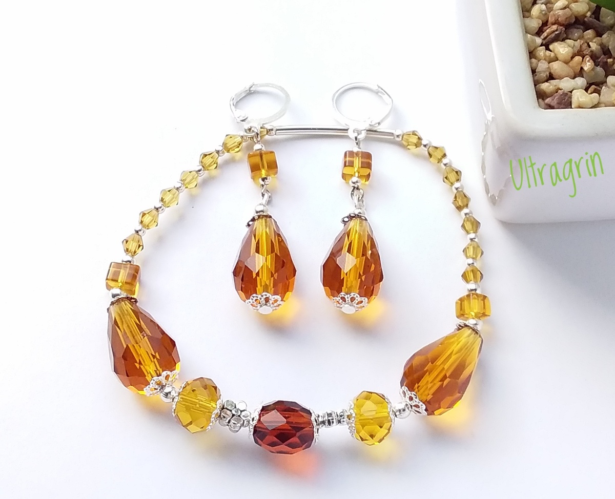 Браслет и серьги из хрустальных бусин.