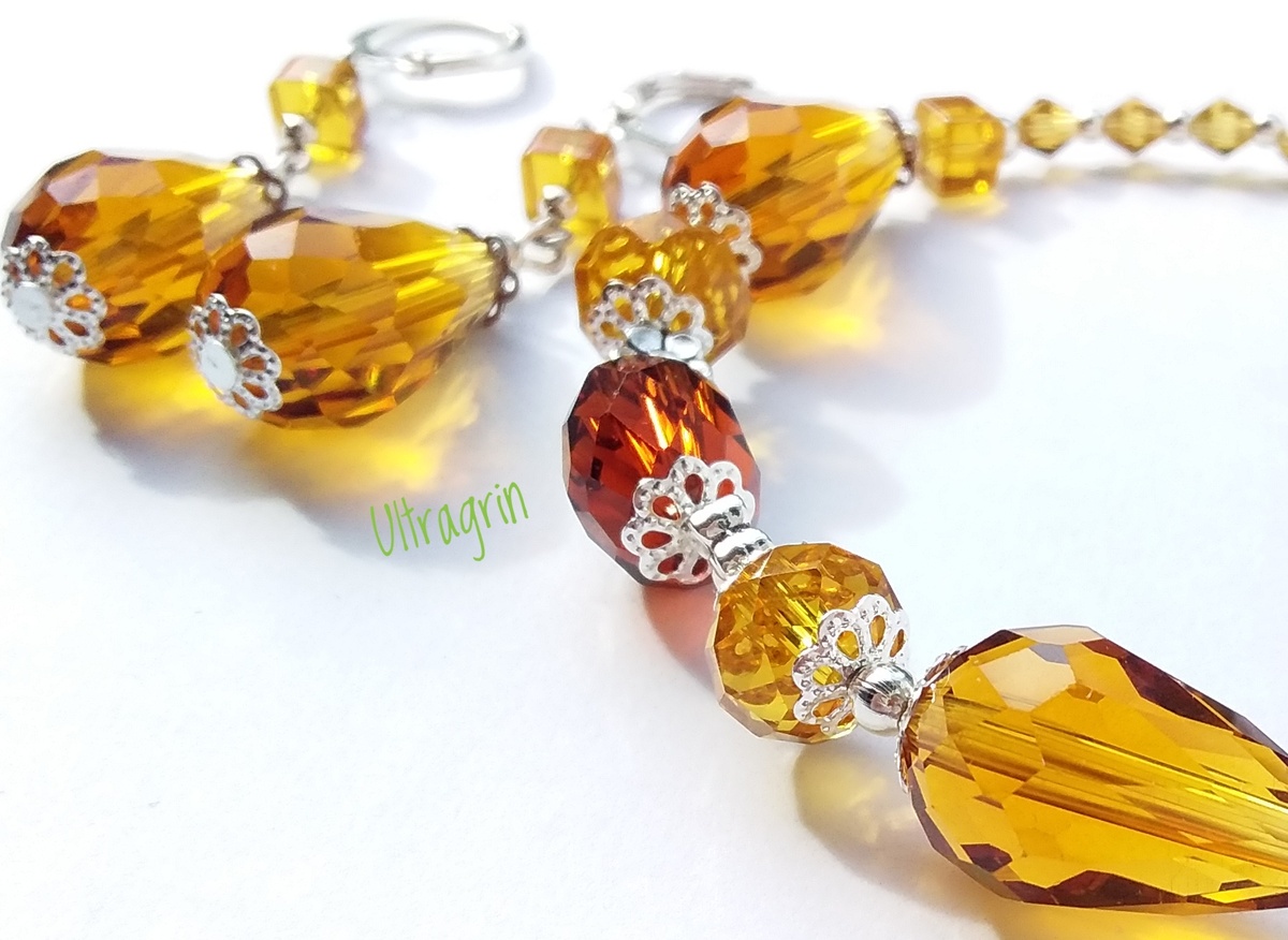 Браслет и серьги с хрустальными и металлическими бусинами.