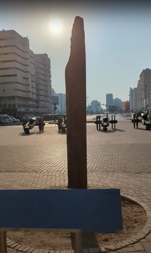 В качестве напоминания о том, что прежде здесь была тюрьма, перед зданием установлен "позорный столб", где приводилось в исполнение наказание