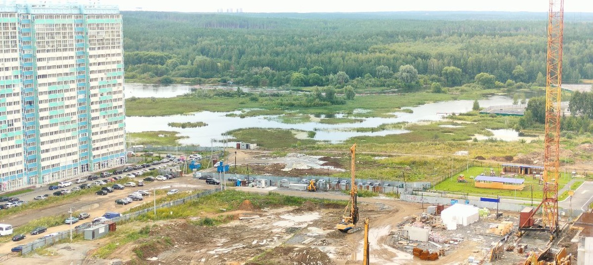 Новый микрорайон строят возле реки Миасс. После ливневых дождей река разлилась из-за сброса воды из водохранилища(которое расположено выше по течению).