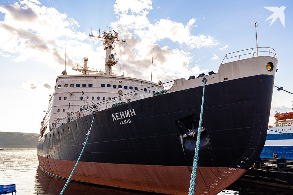    На покраску ледокола-музея «Ленин» ушло 10 тонн краски. Антон ЗАБИРОВ