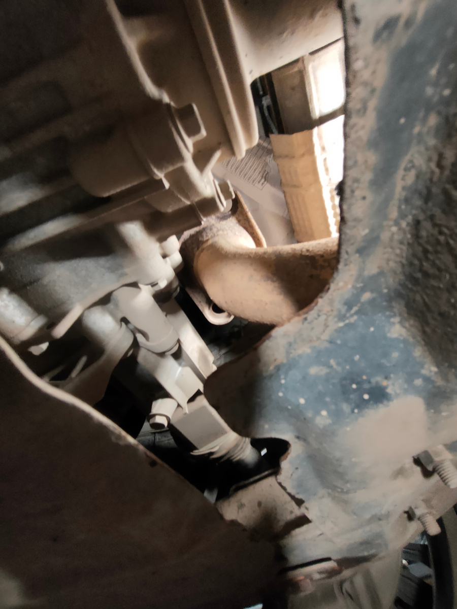 Место по капотом разобрали соединение предварительно набразгав жидким ключем.