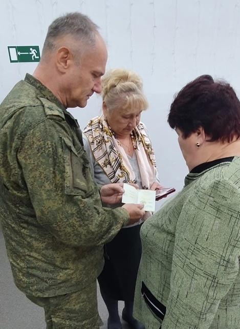    Мама погибшего бойца СВО из Карелии со слезами на глазах получила Орден Мужестваадминистрация Лахденпохского района