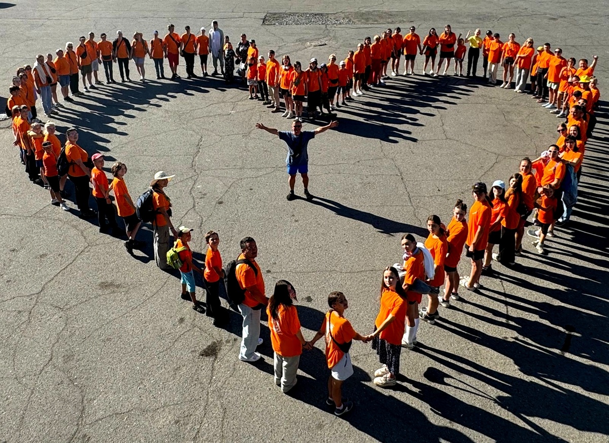 Последние минуты перед отъездом домой. В центре Георгий Врублевский. Мы с Алёшей в правой половине сердца вверху ближе к центру.