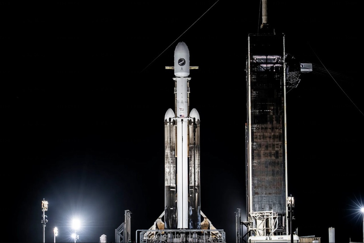 Ракета Falcon Heavy на стартовой площадке Космического центра Кеннеди во Флориде во время предыдущей миссии. Источник: SpaceX  📷
