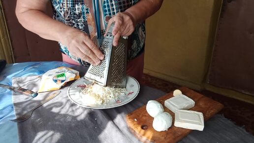 Еврейский салат с плавленым сыром и чесноком