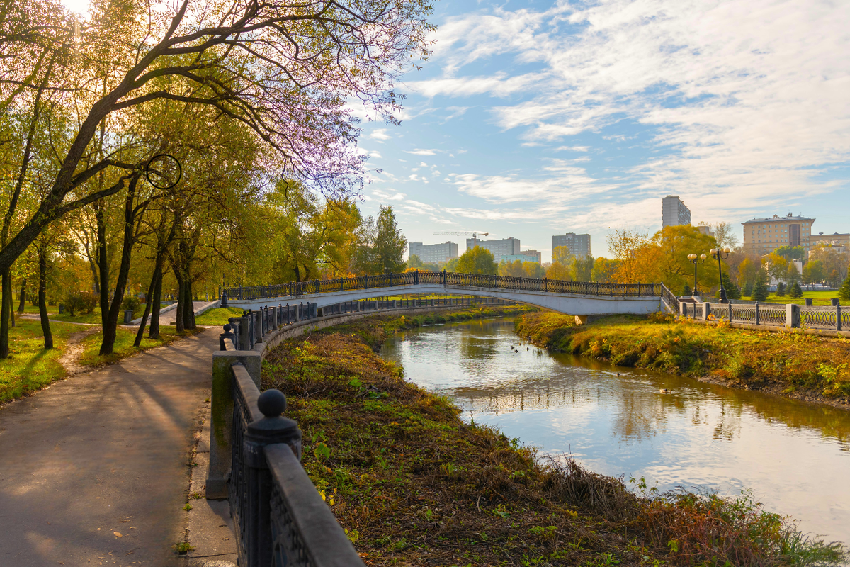 Мост над рекой Яузой у входа в парк со стороны проспекта Мира. Фото: Про Мой Район 