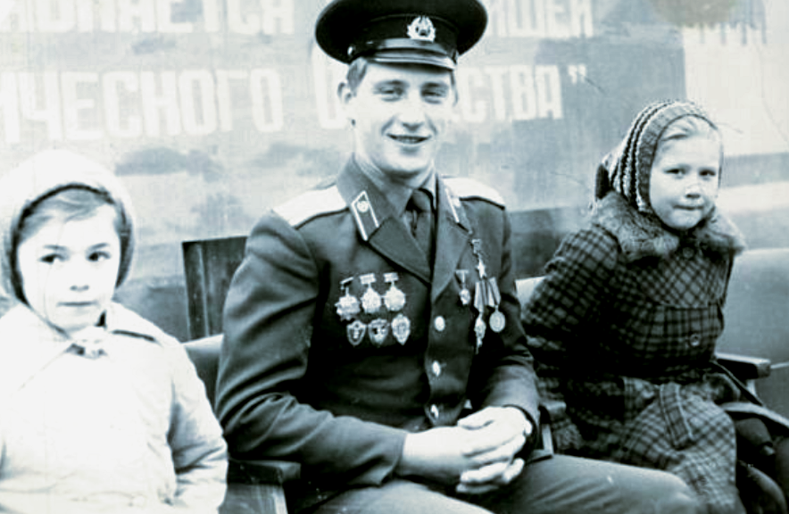 В. Д. Капшук в компании детей.