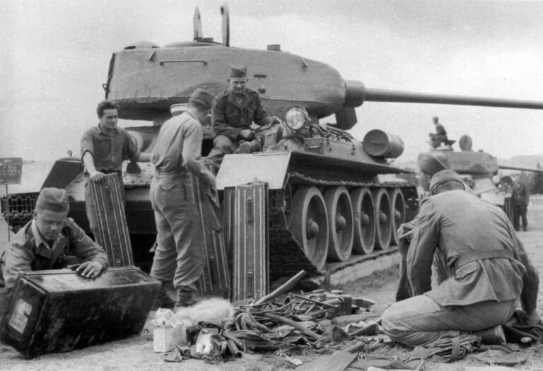  В начале 50-х годов некоторые Т-34–85 получили ограждения фар, как на этом танке. Кроме того, часть чехословацких танков получила фары Notek
