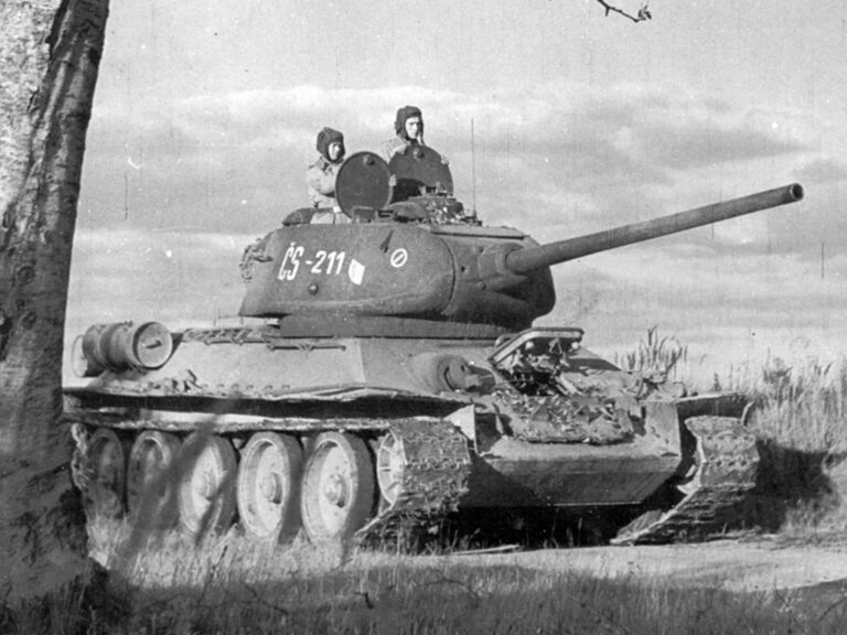  Т-34–85 советского производства на учениях чехословацкой армии в Миловице, 1952 год