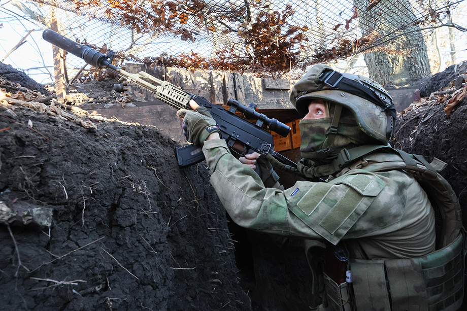 Военнослужащий полка «Оплот» во время боевой работы на Угледарском направлении. | Фото: Дмитрий Ягодкин/ТАСС